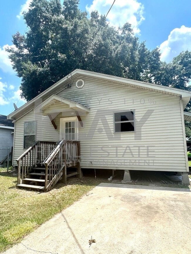 Building Photo - 3 Bedroom, 2 Bathroom House is Available Now!