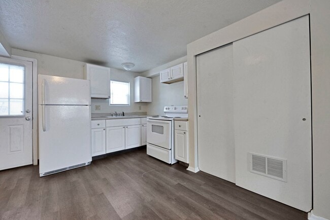 Building Photo - 2 Bedroom Affordable Housing Apartment Unit 3011A
