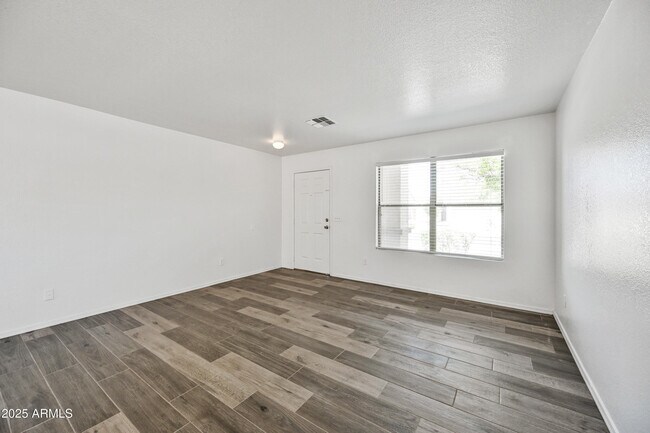 Photo - 225 E Gwen St