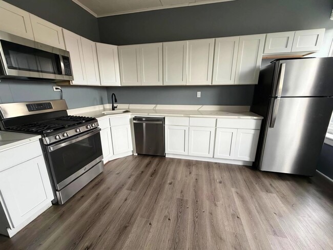 Building Photo - 204 1st St Unit #3