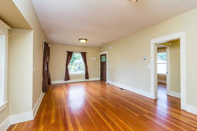 Photo - Updated and Fresh 3 Bedroom 2 Bath in Des...