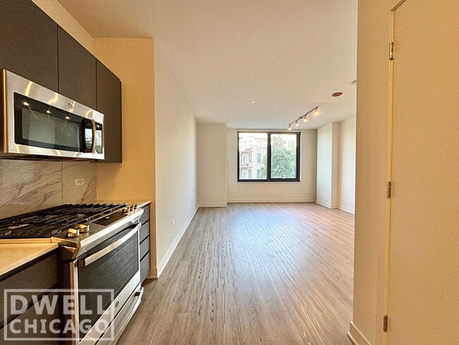 Photo - 737 N May St