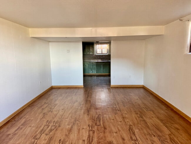 Building Photo - 302 W 7th St