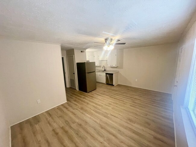 Photo - 1 Bed/1 Bath for Rent in Brandon 042! Unit 6