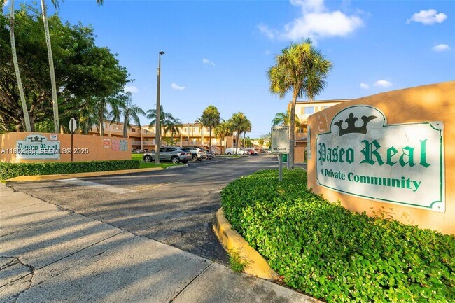 Building Photo - 6235 SW Kendale Lakes Cir Unit 134