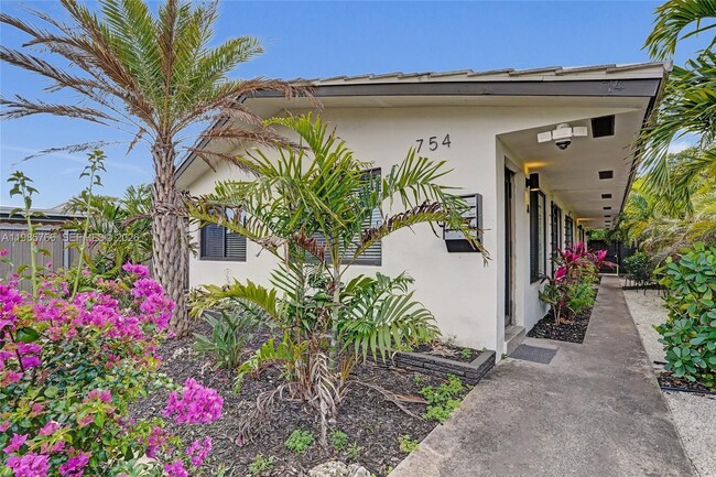 Building Photo - 754 NE 40th St Unit C