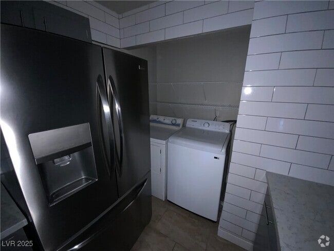 Building Photo - 466 E Sunset Rd Rental