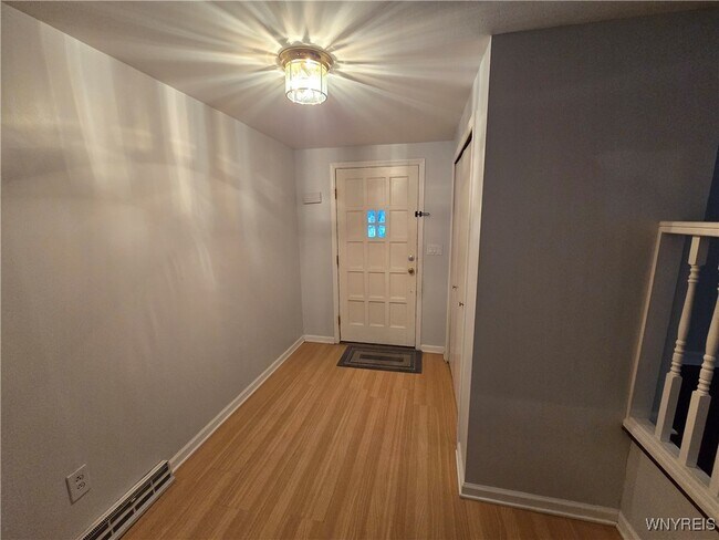 Photo - 161 Foxpoint W