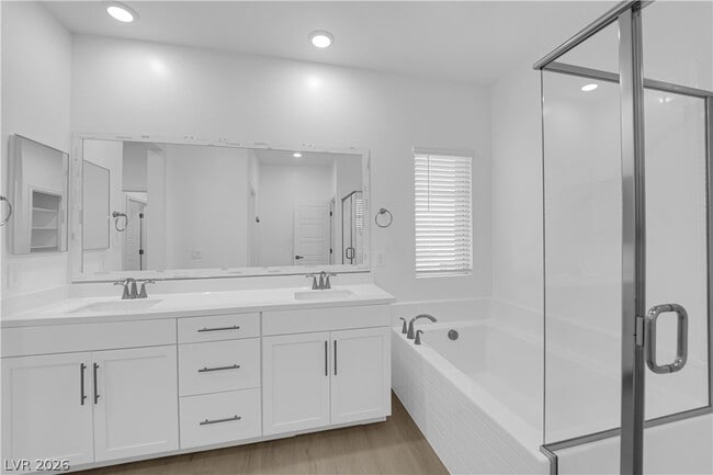 Building Photo - 600 N Carriage Hill Dr Unit 1048