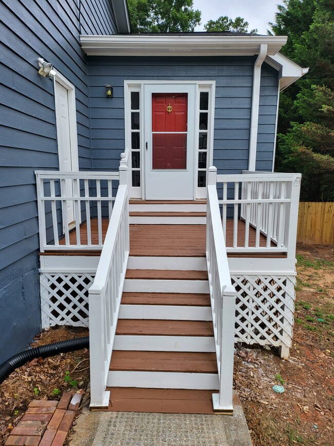 Private Entrance w/ Porch - 109 Cypress Dr Apartments Unit Suite