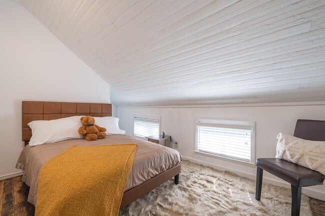 Full Size Posh Guest Bedroom with Barn Door - 607 Gaskill St SE Unit B