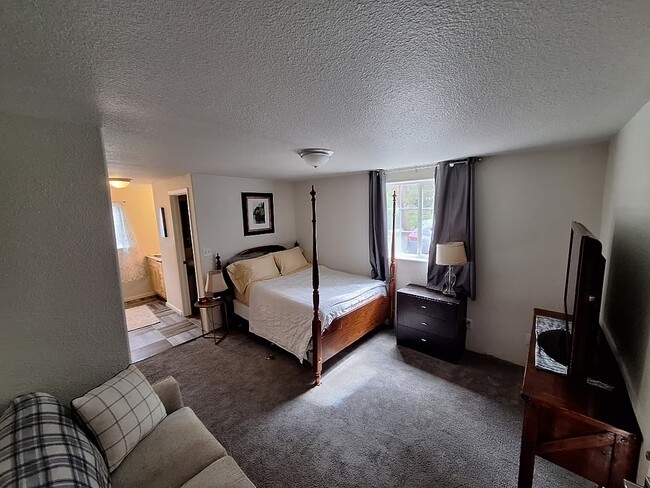 Building Photo - 3332 Larch Way Unit Studio