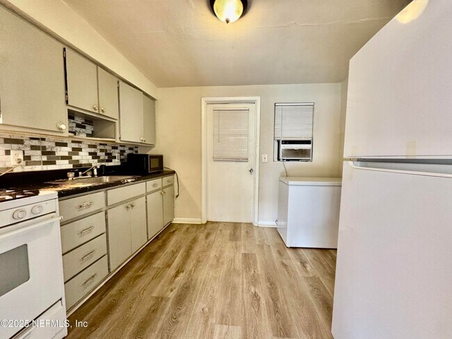 1859 Doyon Ct