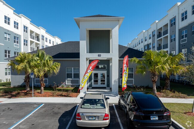 7803 S Orange Ave Orlando, FL 32809-6707 - Sandlake Station Condominium