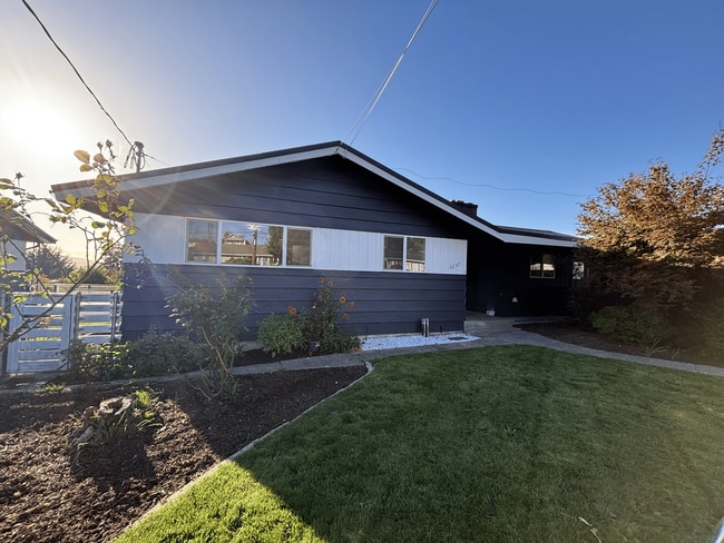 Building Photo - 3257 Halverson Ave