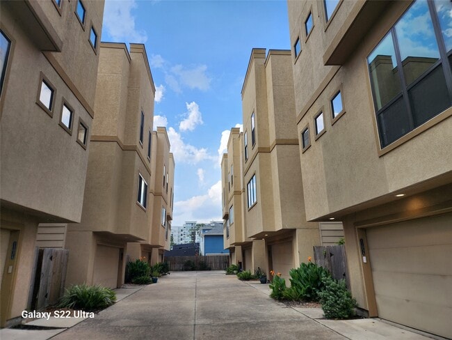 Building Photo - 1105 W 21st St Unit D
