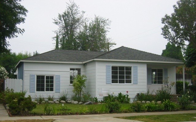 5726 Encino Ave