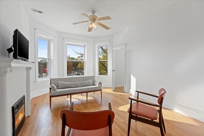 Building Photo - 3 bedroom in Chicago IL 60647 Unit 2