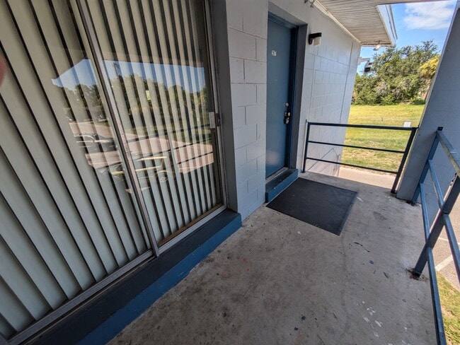 Building Photo - 2nd FL Condo 2Bed 1Bath Off Street Parking