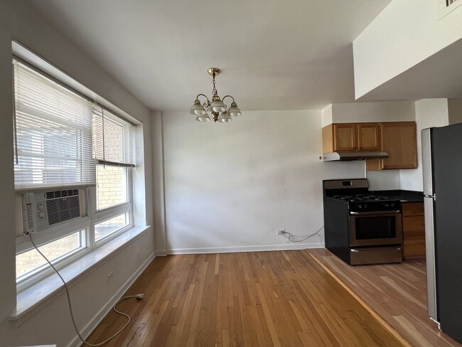 Photo - 5335 N California Ave Unit 203