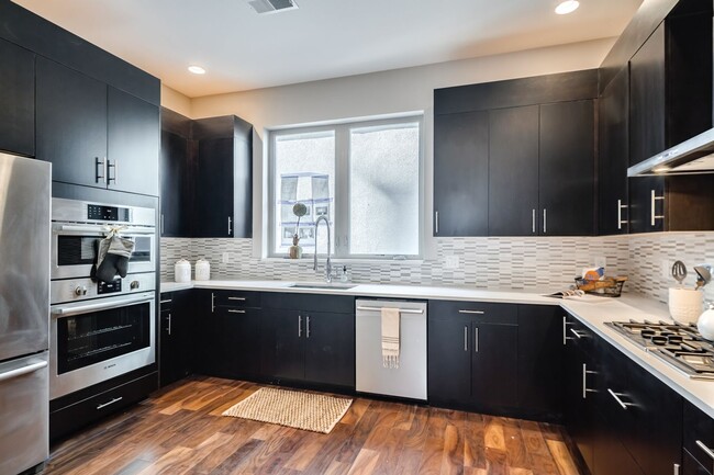 Building Photo - Old City Townhome with Parking