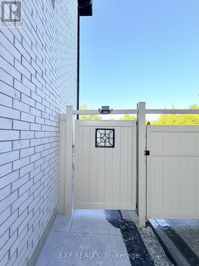 Photo - 1606 Sandhurst Crescent