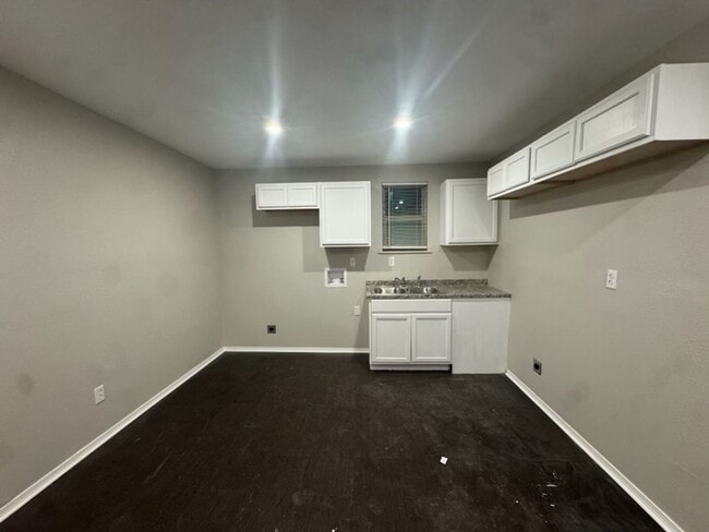 Photo - 2103 N Marrs St Unidad 2103 N Mars (Back)