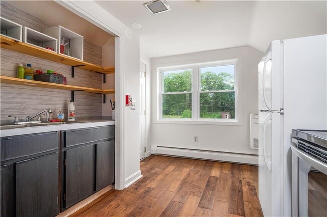 Photo - 2 Douglas Pike