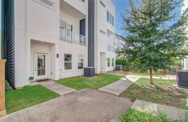 Photo - 2116 Naomi St