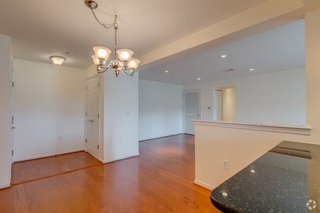 Building Photo - Fantastic end-unit condo Unit 1