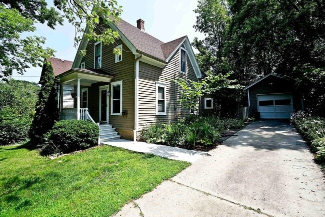 Building Photo - 1005 C St Rental