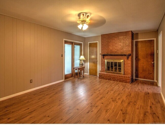 Photo - 3 bed 2 Bath, 2 car garage!