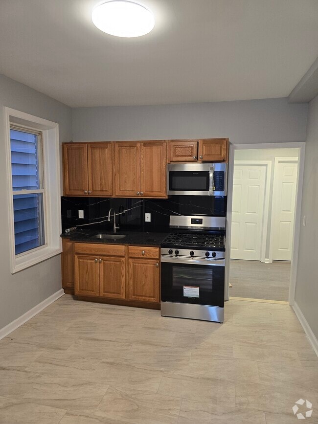 Building Photo - 136 Winfield Ave Unit 1L Rental