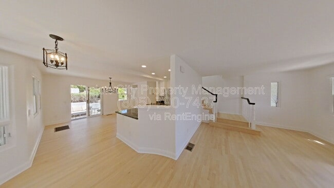 Photo - 2570 Lillie Ave