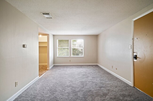 Building Photo - 3606 Balsam Ave Unit 202