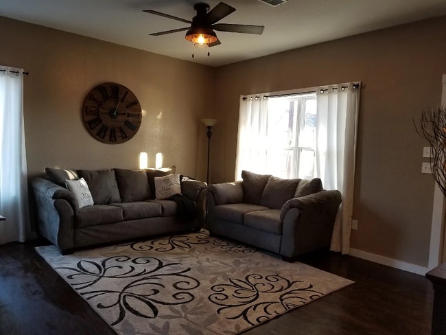 Photo - 230 Mansur St