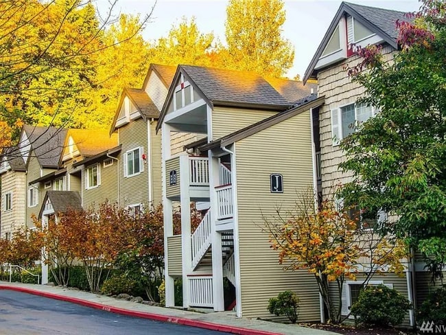 Photo - 18501 SE Newport Way Unidad J242 Rental