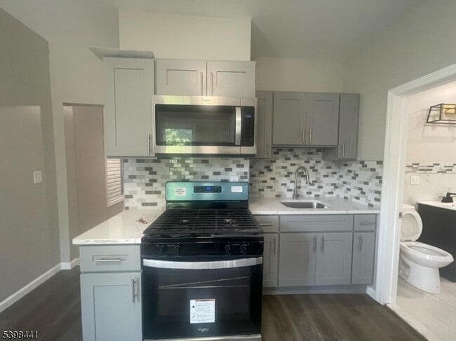 Building Photo - 160 12th Ave Unit 2