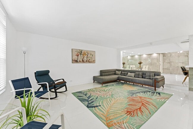 Building Photo - 3730 Inverrary Dr Unit 2l