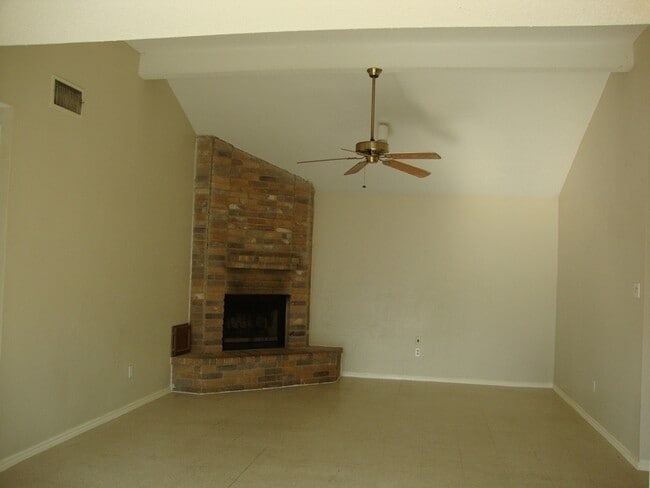 Building Photo - Big Country Rental