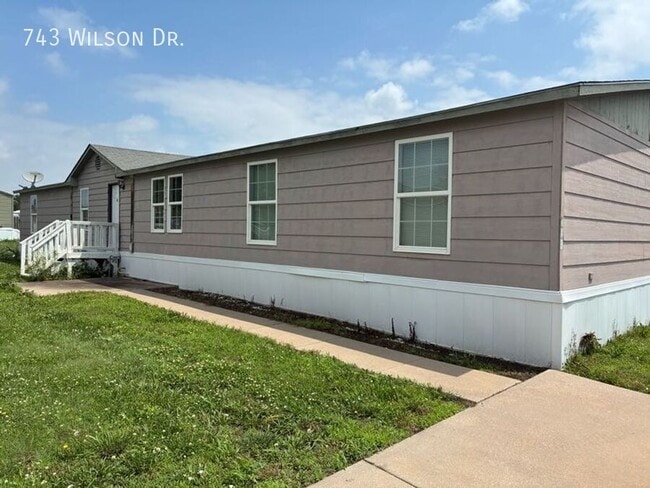 Building Photo - 743 Wilson Dr