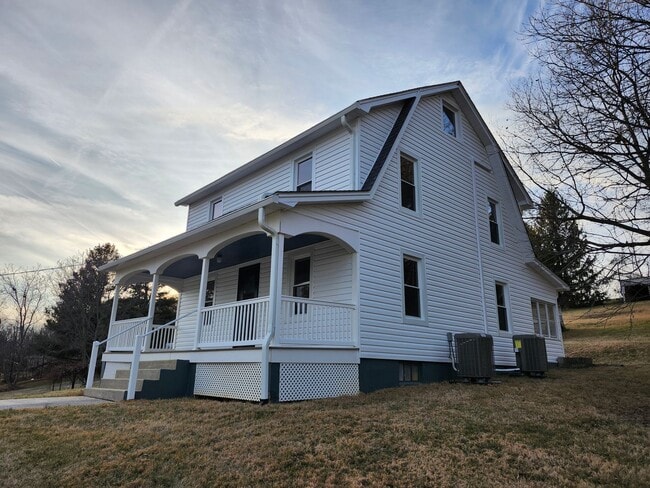 Building Photo - Large, Remodeled Single Family 4 BR House in Staunton