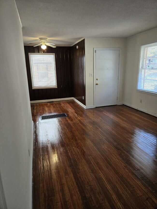 Photo - Charming 4-Sided Brick Oasis with Fenced Y... Apartamento