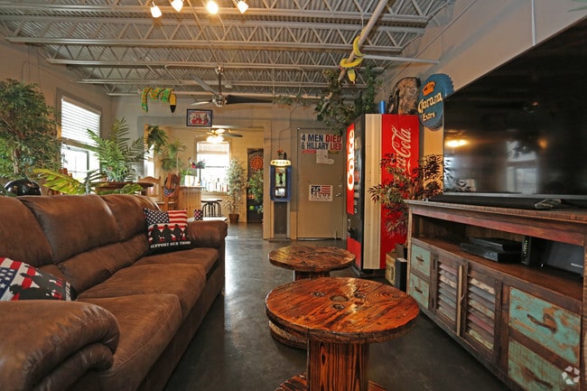 3 BD, 2 BA Penthouse - 1,500 SF