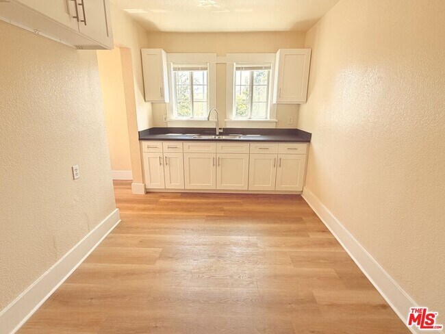 Photo - 1573 W 30th St