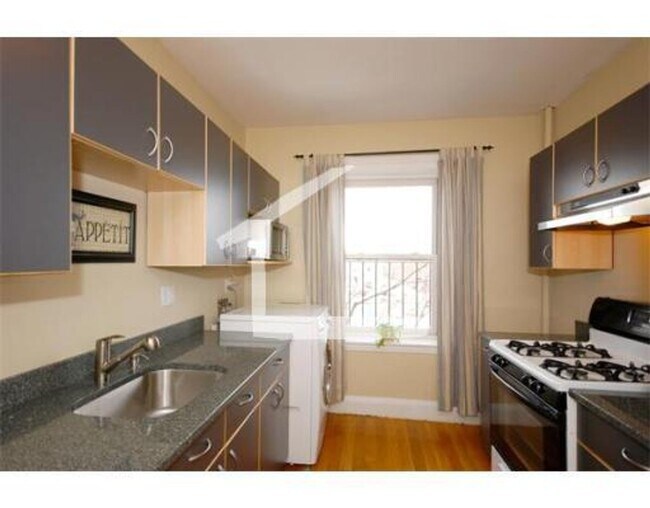 Building Photo - Beautiful 2 bedroom condo with all the ext...