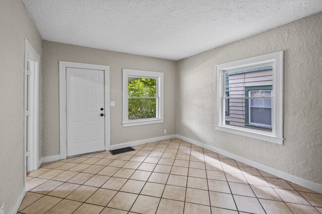 Photo - 1120 Fountain St NE Unidad Lower