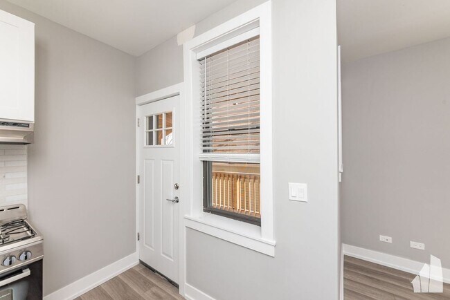 Photo - 3933 N Janssen Ave Unit 3937 e3