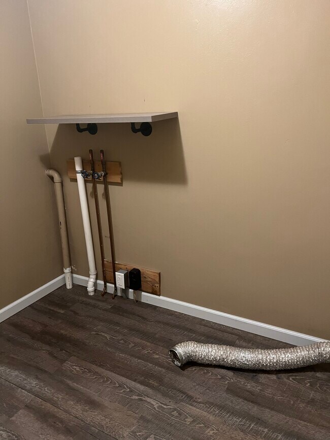 Laundry hookups - 702 Gertrude St