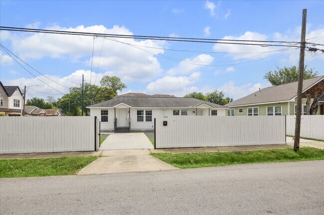 Photo - 2610 Cochran St